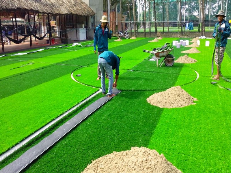 Sân golf cần được làm bằng phẳng trước khi trải thảm cỏ