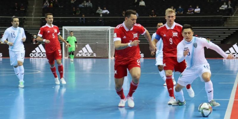 Gỗ hoặc thảm là chất liệu sử dụng cho sân thi đấu Futsal