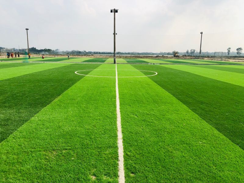 Thảm cỏ nhân tạo làm sân bóng thường sản xuất từ chất liệu nhựa PP
