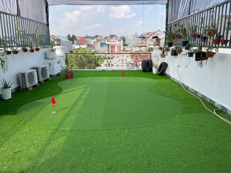 Cỏ nhân tạo cho sân golf trên sân thượng giúp gia chủ thoải mái thư giãn