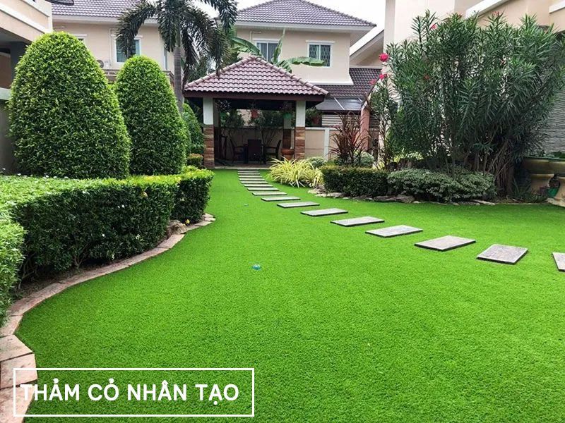 Mẫu sân vườn làm bằng cỏ nhân tạo sạch sẽ, xanh mát tự nhiên